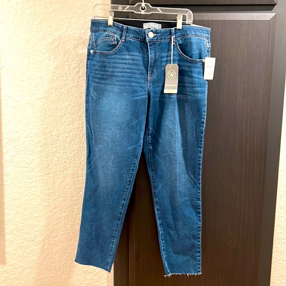 Ankle length jeans with raw hem